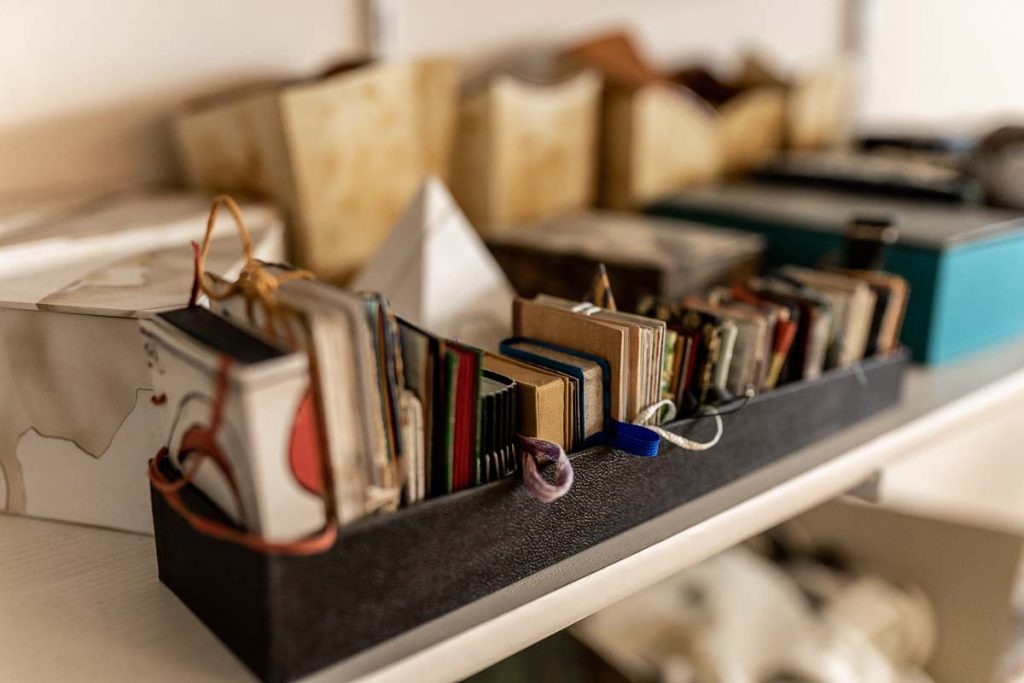 Das Kunsthandwerk der Buchbinderin in Bremen kann auch mal ganz klein und spielerisch sein.