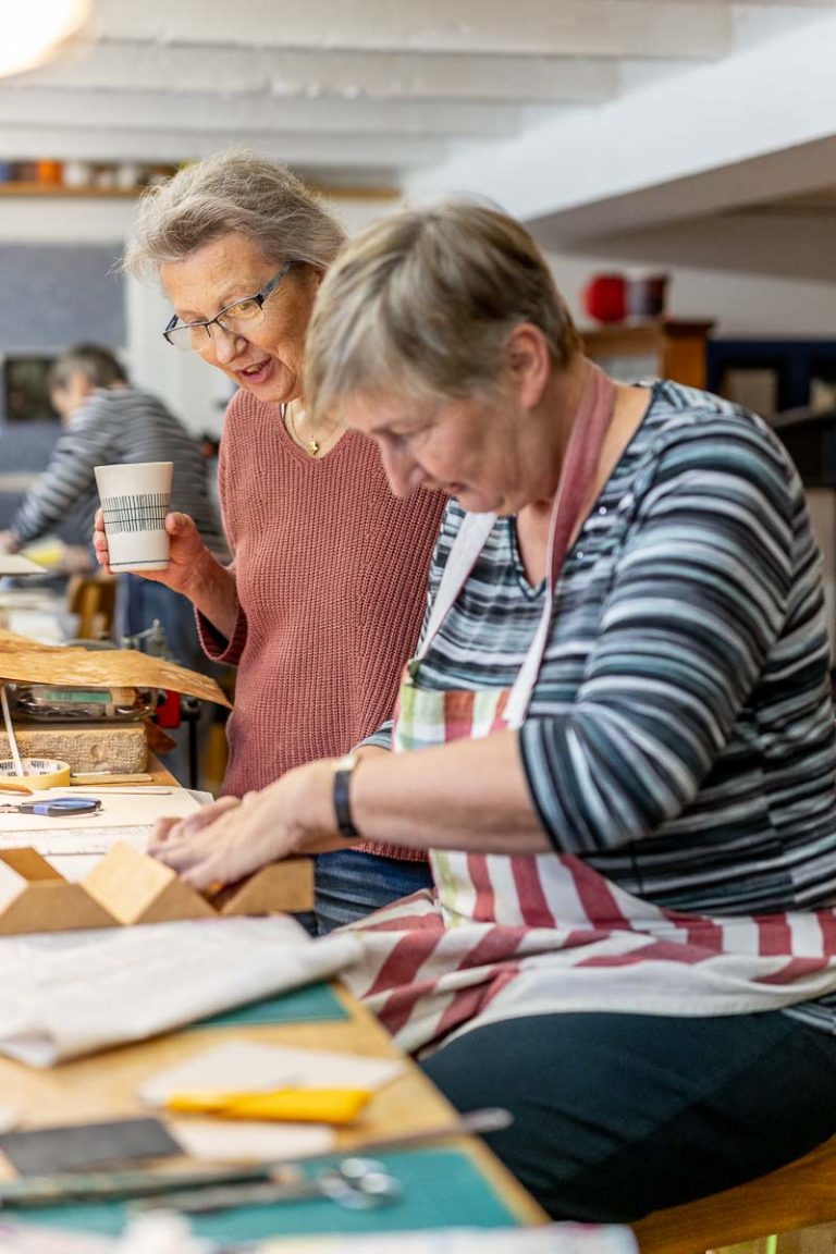Gemeinsam und unter Anleitung das Buchbinden in Bremen lernen