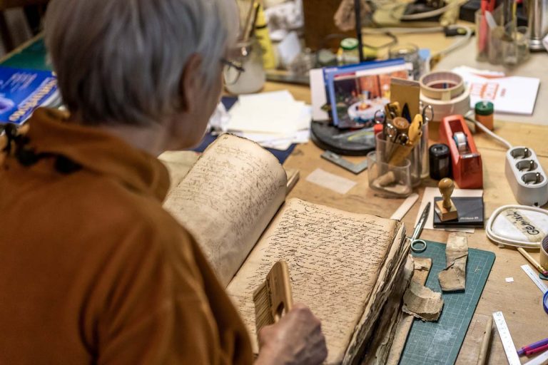 Birgit Drücker restauriert in der Buchwerkstatt Bremen alte Bücher