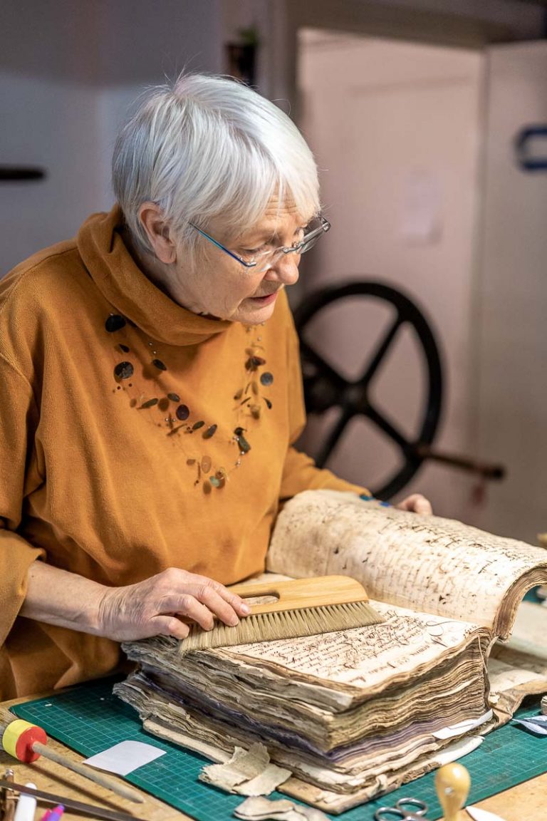 Birgit Drücker restauriert Bücher in Bremen