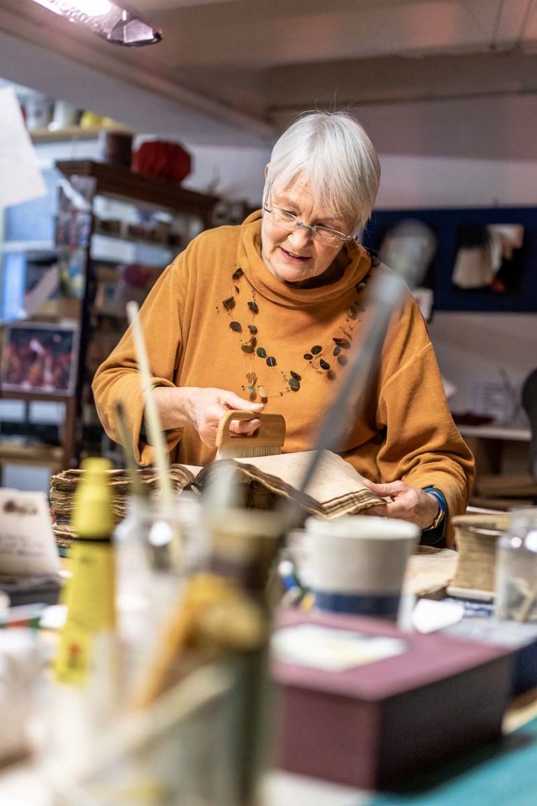 Restaurierung in Bremen. Birgit drücker restauriert ein altes Lederbuch