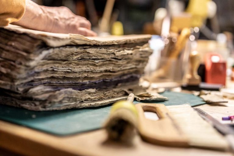 Restaurierung Lederbuch. Die Buchwerkstatt Bremen