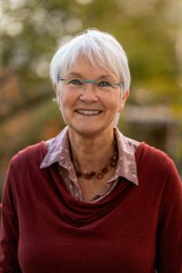 Birgit Drücker ist Buchbinderin in Bremen. In der Buchwerkstatt restauriert sie alte Bücher und bietet Buchbindekurse an.