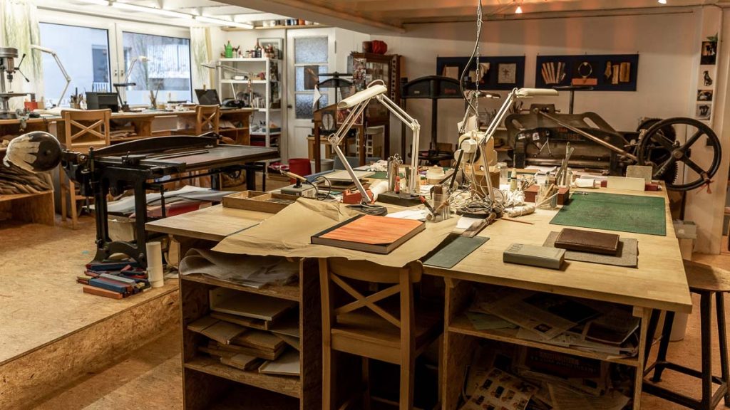 Eine große Werkstatt in Bremen. Maschinen, unterschiedliche Papiere, hier gibt es alles.