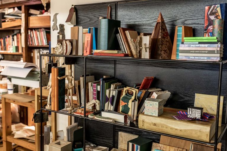 In den Regalen der Buchwerkstatt Bremen gibt es immer einiges zu entdecken